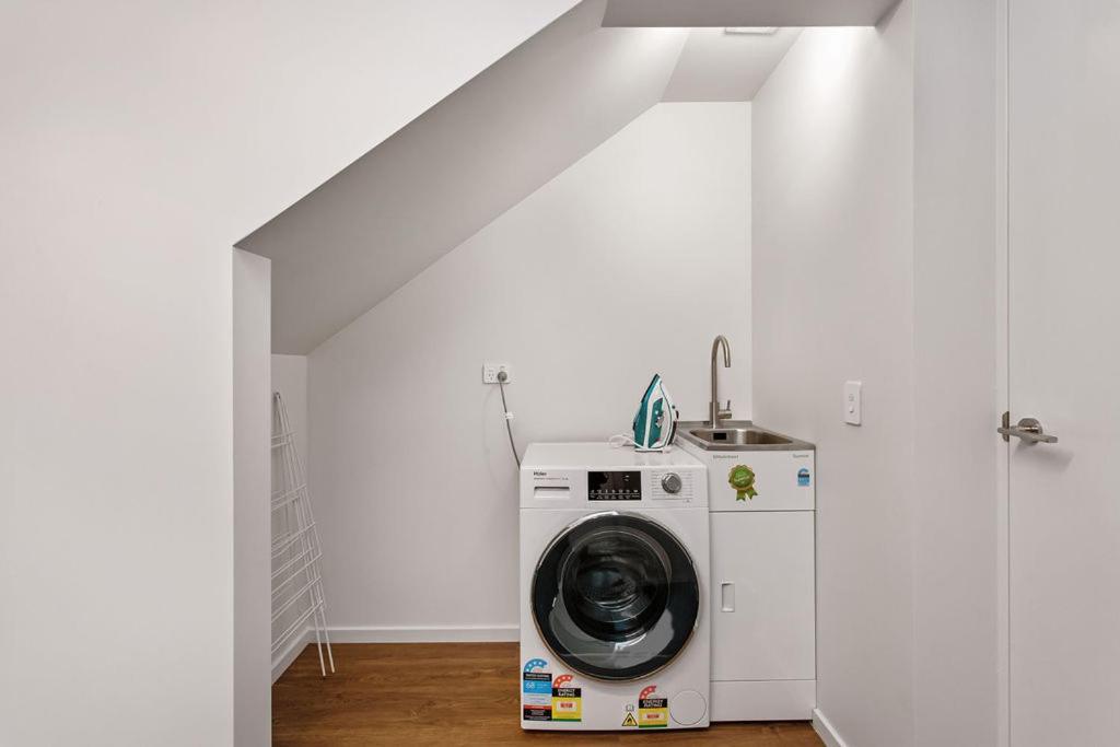 Stylish Brand New Sunny 3Bdrm 3Bth Garage Sleeps 6 Leilighet Christchurch Eksteriør bilde