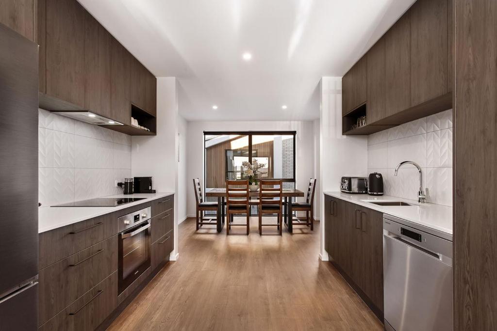 Stylish Brand New Sunny 3Bdrm 3Bth Garage Sleeps 6 Leilighet Christchurch Eksteriør bilde