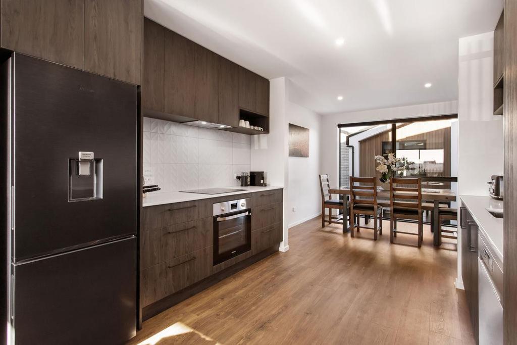 Stylish Brand New Sunny 3Bdrm 3Bth Garage Sleeps 6 Leilighet Christchurch Eksteriør bilde